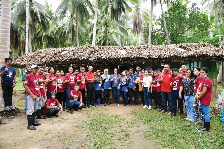 SERAMAI 33 nelayan dan petani projek penternakan ayam bergambar kenangan bersama sukarelawan.
