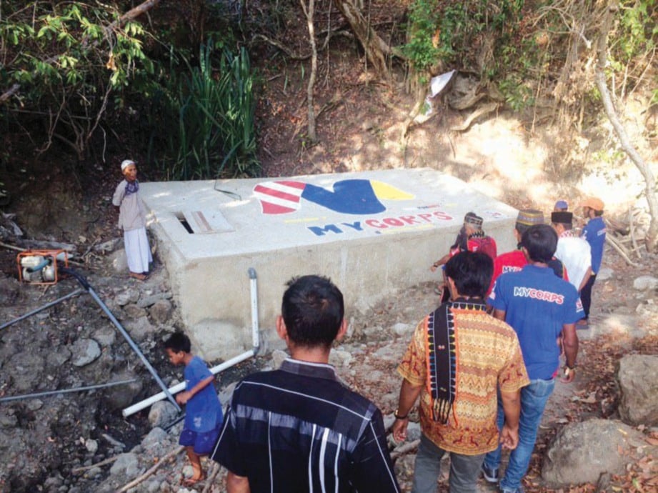 PEMBINAAN sistem perpaipan untuk mengatasi masalah bekalan air bersih di dua kampung di Labuan Bajo, Indonesia.