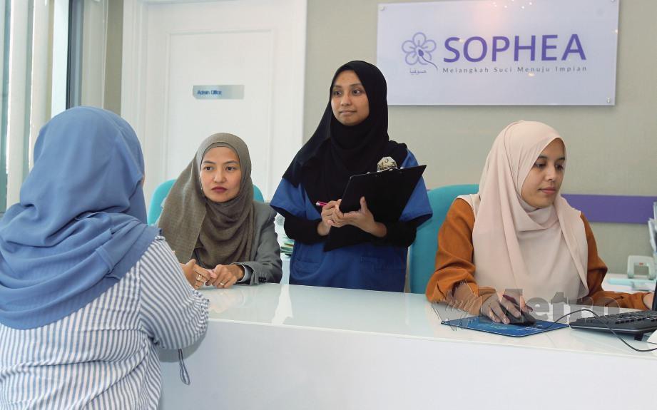DR Norazlin bersama kakitangan dan jururawat Pusat Kesuburan Sophea melakukan perbincangan bersama pelanggan.