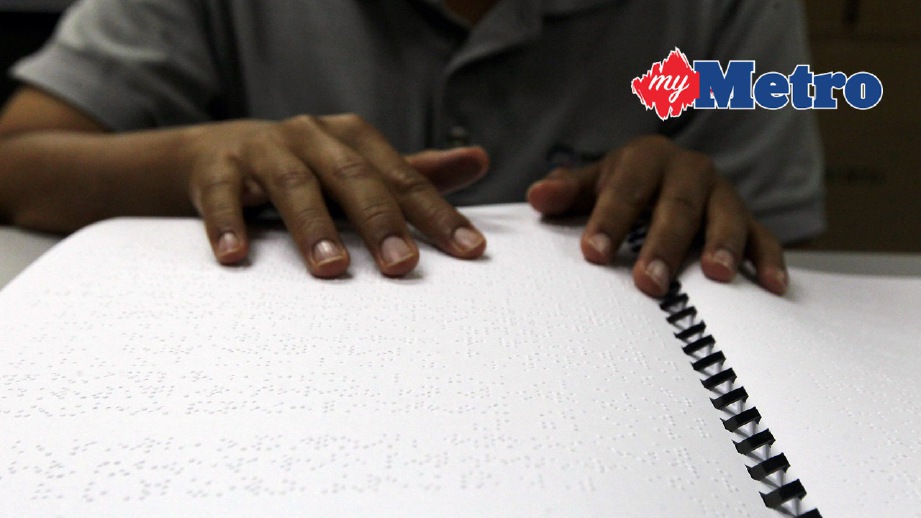 ZAMZURI membaca al-Quran Braille. FOTO Nurul Syazana Rose Razman