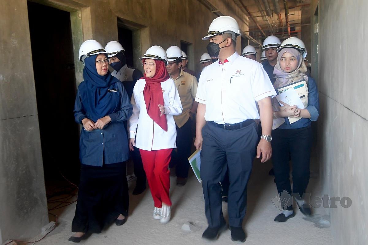  Dr Zaliha Mustafa pada sidang media selepas membuat lawatan ke tapak projek menaiktaraf Hospital Papar semasa lawatan kerja ke Sabah hari ini. FOTO MOHD ADAM ARININ