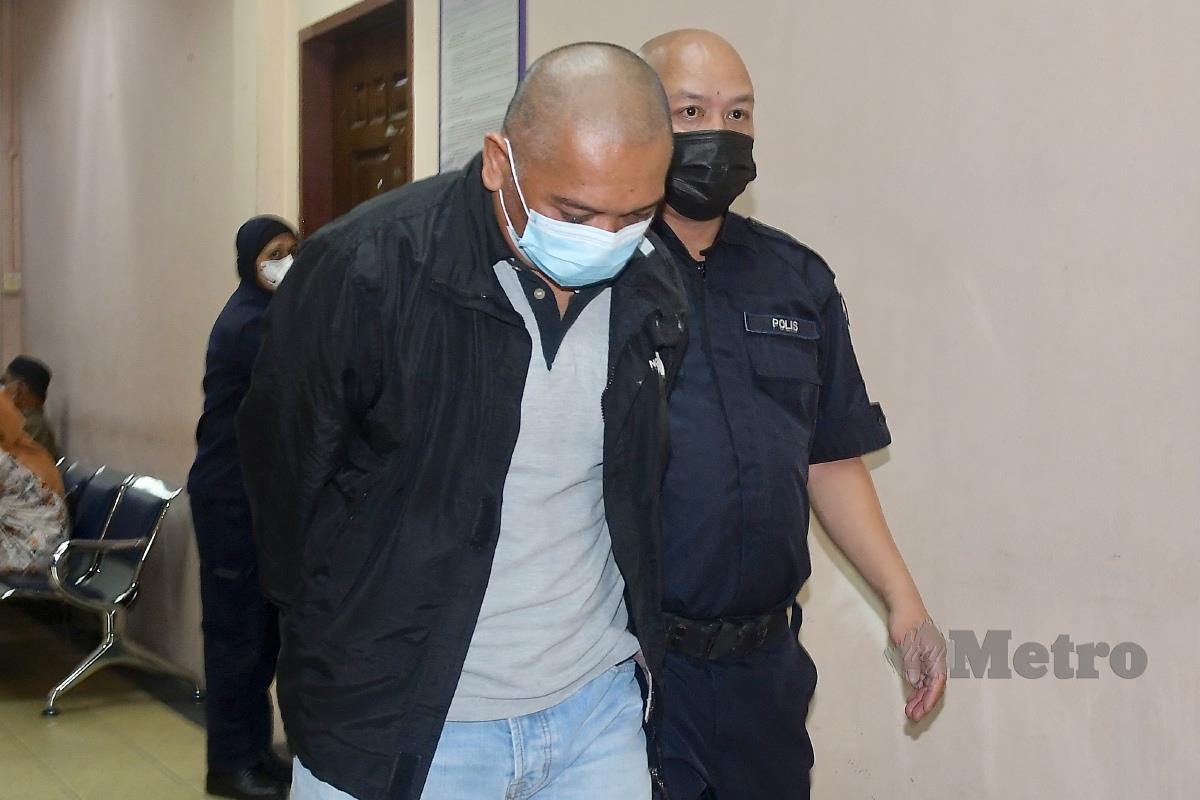 JOHN Kennedy keluar dari bilik bicara selepas dituduh membunuh Nurman di Mahkamah Majistret Tawau. FOTO Mohd Adam Arinin