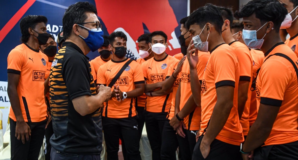TIMBALAN Menteri Belia dan Sukan, Datuk Seri Ti Lian Ker memberi kata-kata semangat kepada skuad hoki remaja. FOTO Ihsan Konfederasi Hoki Malaysia