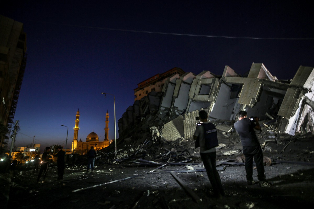 MENARA di Gaza yang musnah akibat serangan Israel. FOTO EPA 