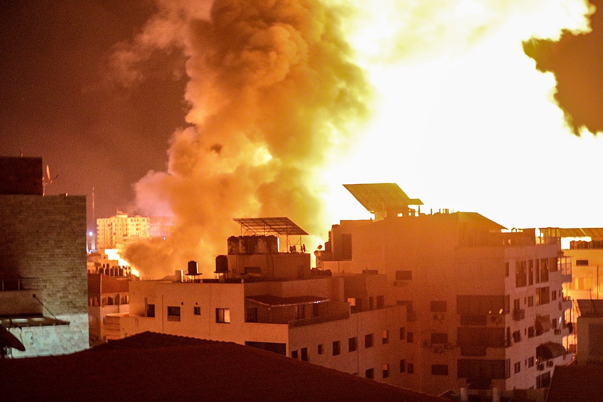 ASAP daripada kebakaran selepas serangan udara Israel di Gaza City. FOTO EPA 