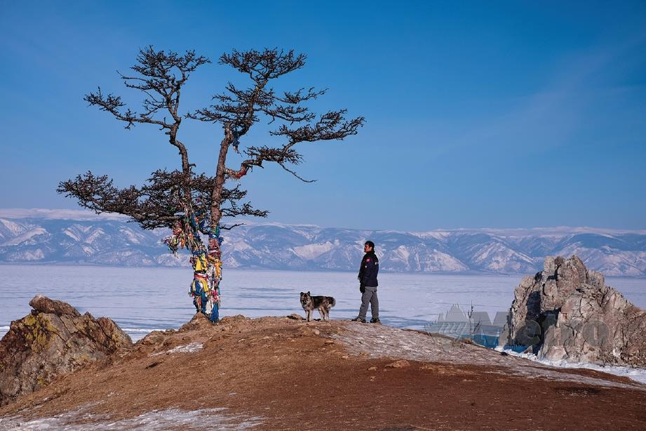 BERSAMA seekor serigala jinak di pinggir Lake Baikal berhampiran kawasan penempatan di Olkhon Island.