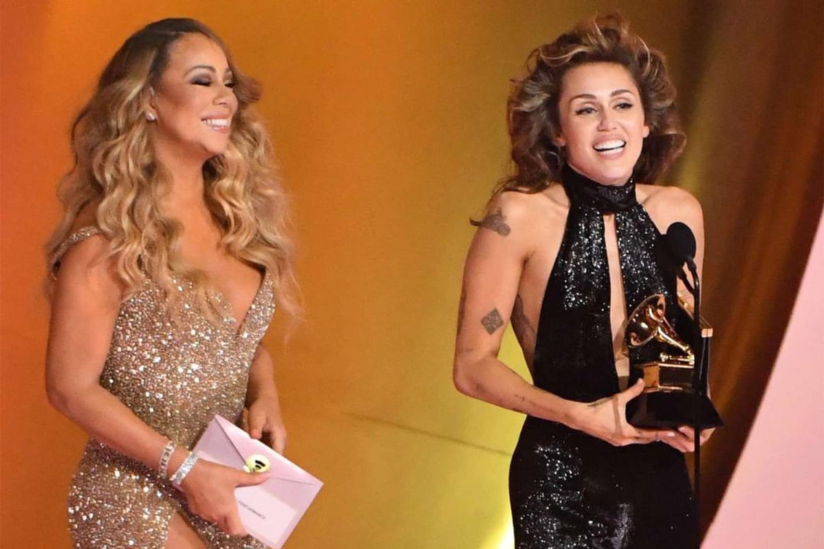 Cyrus (kanan) menerima trofi Persembahan Pop Solo Terbaik daripada Ratu Pop Dunia, Carey.