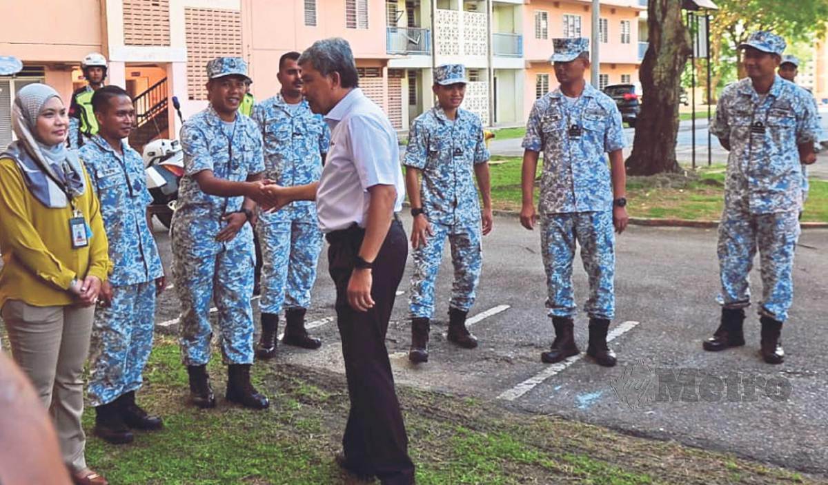 MENTERI Pertahanan, Datuk Seri Mohamad Hasan beramah mesra dengan anggota TLDM ketika melawat Pangkalan Tentera Laut Diraja Malaysia (TLDM) Lumut. FOTO Muhamad Lokman Khairi