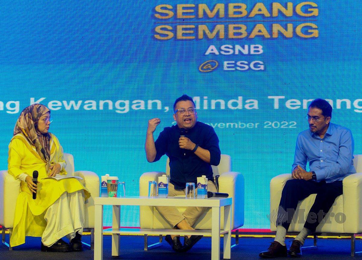 SHARIFAH  (kiri) bersama Dr Hazli  (tengah) dan Shamsuddin  (kanan) pada  program Sembang-Sembang ASNB pada Minggu Saham Amanah Malaysia (MSAM 2022). FOTO AZRUL EDHAM
