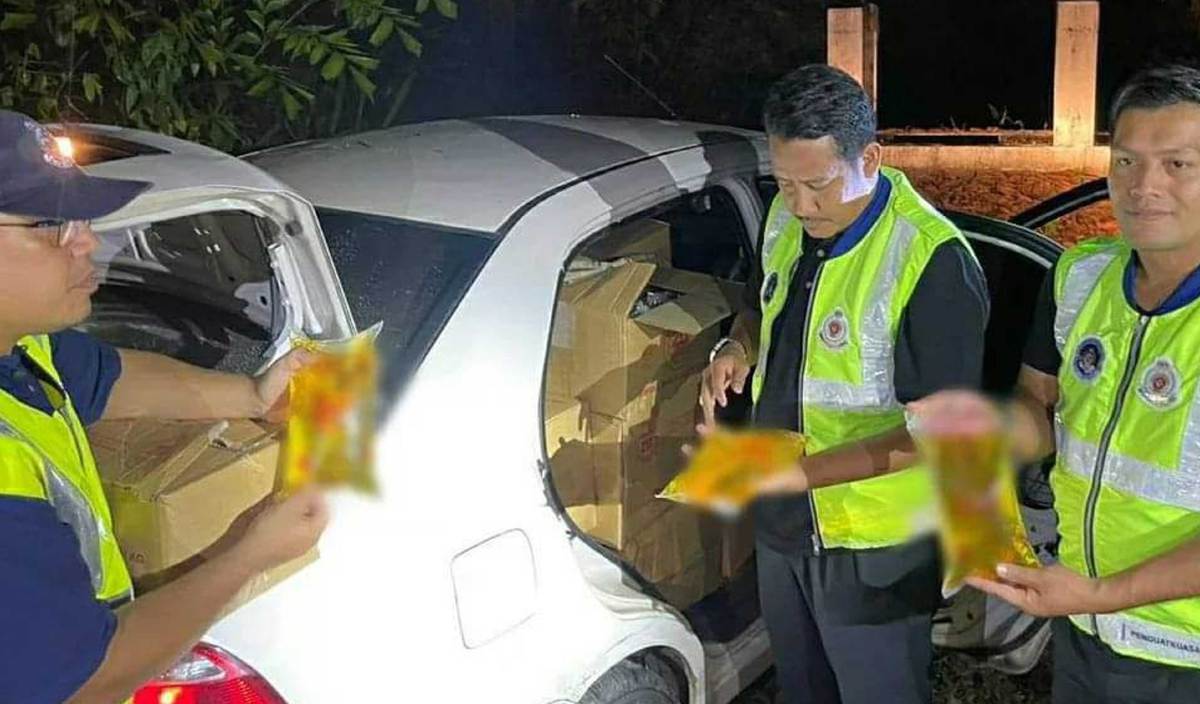 SEBANYAK 595 kg minyak masak bersubsidi yang dianggarkan bernilai RM1,487.50 ditemukan dalam kereta jenis Proton Saga BLM selepas ditinggalkan pemandunya di Kampung Telaga Bata. FOTO Ihsan KPDN