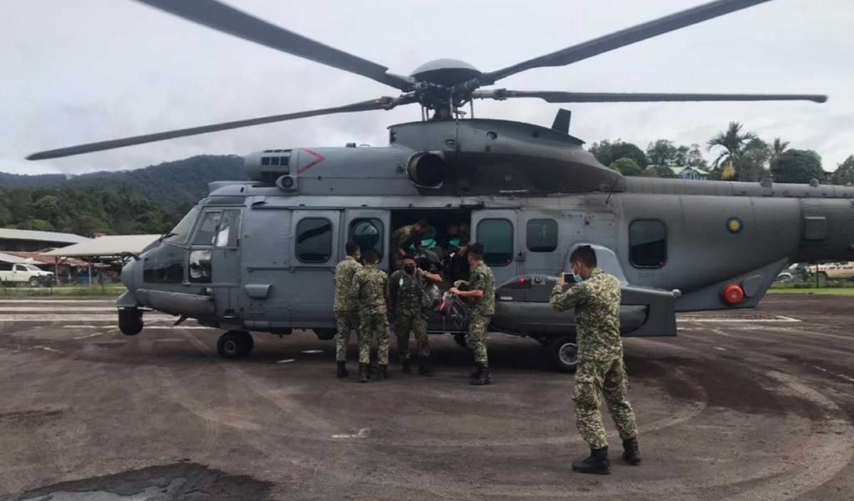 PASUKAN CMVT ATM menaiki helikopter EC725 TUDM untuk melaksanakan program vaksinasi Covid-19 di Ba'kelalan di pedalaman Bahagian Limbang. FOTO Ihsan Sel Perhubungan Raya 1 Div