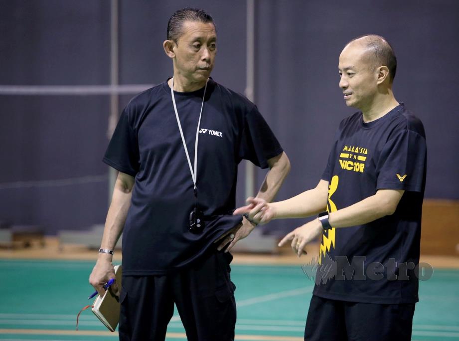 MISBUN dan Hendrawan ketika sesi latihan skuad badminton di Akademi Badminton Malaysia, Bukit Kiara.