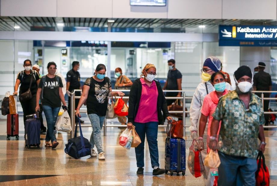 Seramai 107 orang penumpang yang terdiri daripada 62 orang jemaah tabligh, 34 orang gabungan kakitangan kedutaan Malaysia dan rakyat Malaysia yang terkandas sejak lapangan terbang India ditutup manakala baki 11 orang merupakan krew Malindo Air selamat tiba di lapangan Terbang Antarabangsa Kuala Lumpur hari ini. FOTO LUQMAN HAKIM ZUBIR