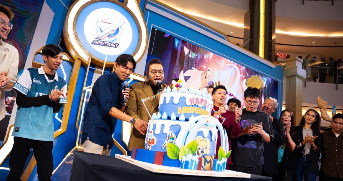 SOLOZ (tiga dari kiri) pada sambutan ulang tahun ketujuh MLBB. FOTO Ihsan MLBB Malaysia