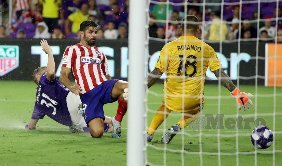AKSI Costa menjaringkan gol ketiga Atletico. - FOTO AFP