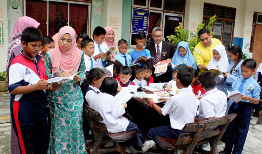MAS’OOD bersama murid Sekolah Kebangsaan Bakri Batu 5.