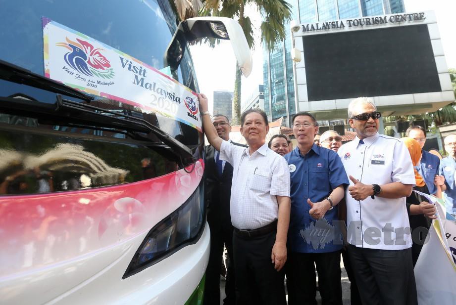 Mohamaddin dan Presiden MATTA Datuk Tan Kok Liang (kanan) ketika majlis perasmian kempen melekatkan logo rasmi Tahun Melawat Malaysia 2020 (TM 2020) anjuran MATTA di Pusat Pelancongan Malaysia (MaTiC) di Kuala Lumpur hari ini. Foto Salhani Ibrahim 