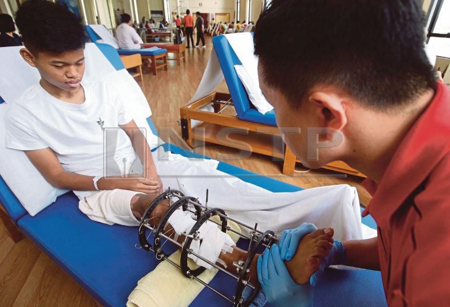 DANIAL menjalani rawatan fisioterapi di Kuala Lumpur Sports Medicine Centre. FOTO Nurul Shafina Jemenon