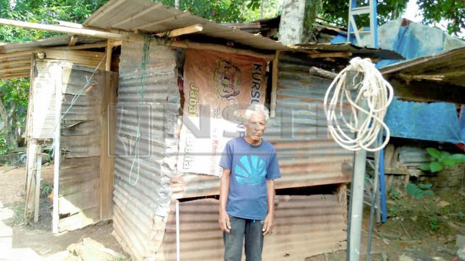 MOHAMAD Yusof Abdullah, 57, di hadapan pondoknya di Kampung Bukit Tok Kaya, Jalan Lama,  Batu 42, Pulai. FOTO Safuri Kamarudin