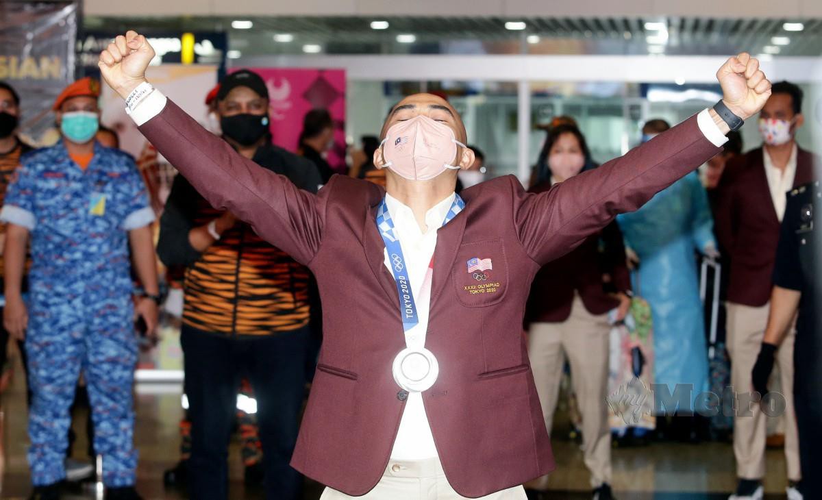 Azizulhasni Awang bergambar bersama pingat perak yang dimenanginya dalam acara keirin lelaki Sukan Olimpik ketika tiba di KLIA. FOTO Mohd Fadli Hamzah
