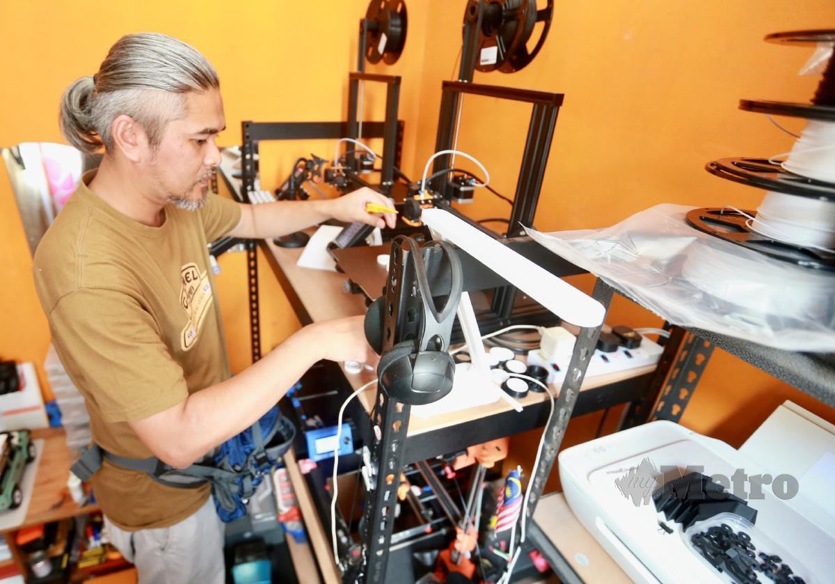 MOHD Azizul membuat cetakan 3D yang ditempah pelanggannya. FOTO Fathil Asri