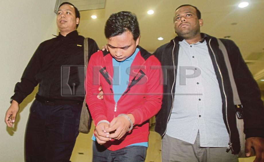 MOHD Hisham (tengah) dibawa ke Mahkamah Sesyen Khas Rasuah di Kuantan, hari ini. Foto FARIZUL HAFIZ AWANG