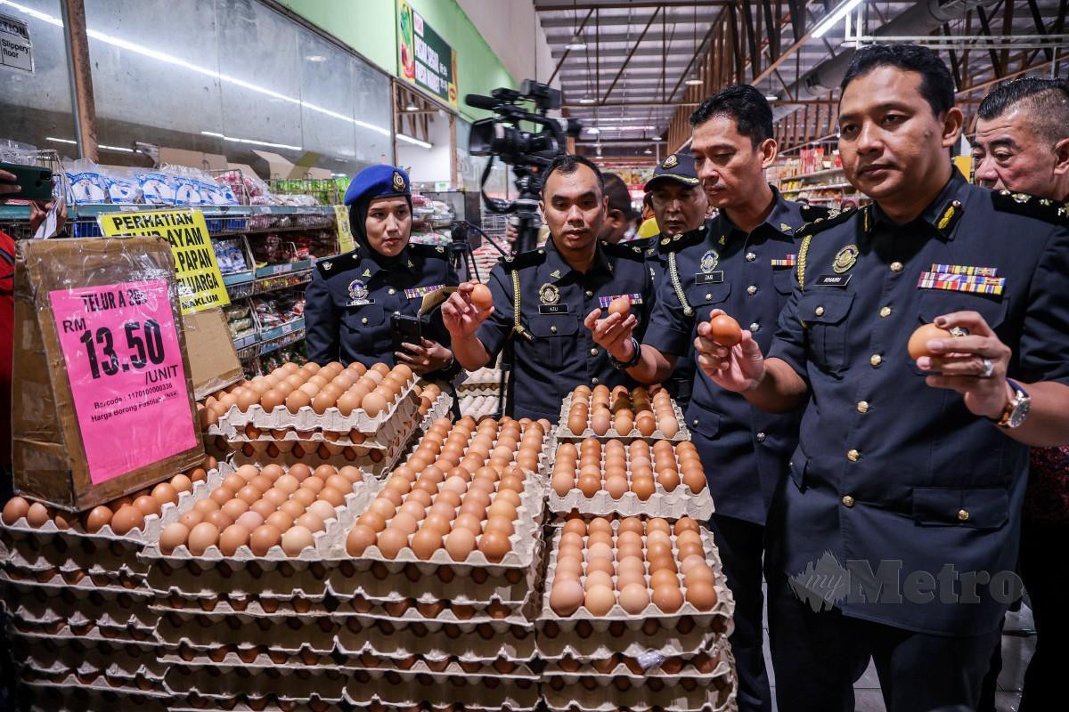 MOHD Khairi (kanan) ketika Pemeriksaan Situasi Bekalan dan Harga Telur Ayam di pasar raya di Jalan Selayang Baru. FOTO Fariz Iswadi Ismail