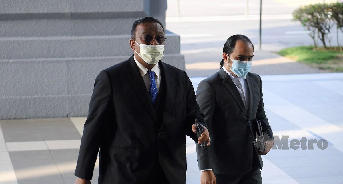 PEGUAM yang dikenali sebagai “Buzze Azam” atau Mohd Khairul Azam Abdul Aziz, 44, (kiri) mengaku tidak bersalah di Mahkamah Sesyen di sini hari ini. FOTO Bernama 