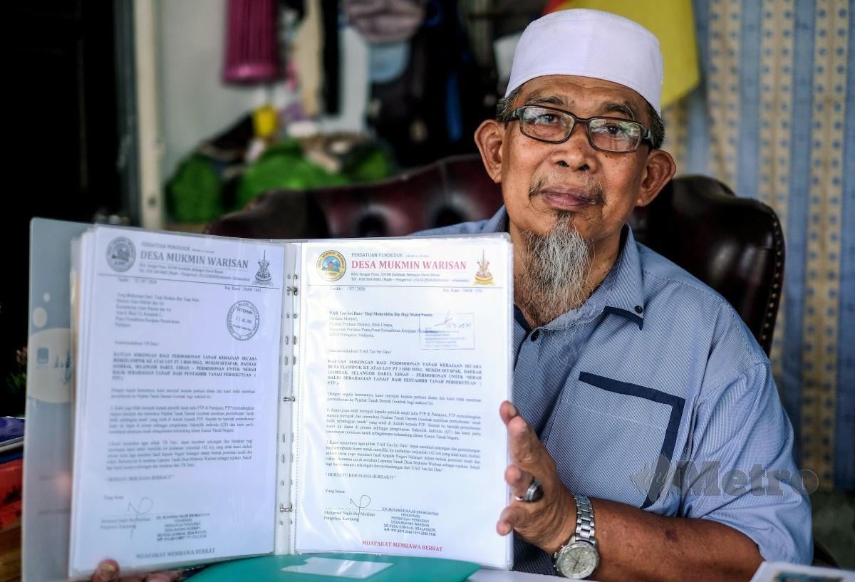MOHD Najib menunjukkan surat permohonan geran kepada Muhyiddin sebelum ini berkaitan kemelut permohonan geran tanah kerajaan di Desa Mukmin Warisan, Gombak. FOTO Hazreen Mohamad