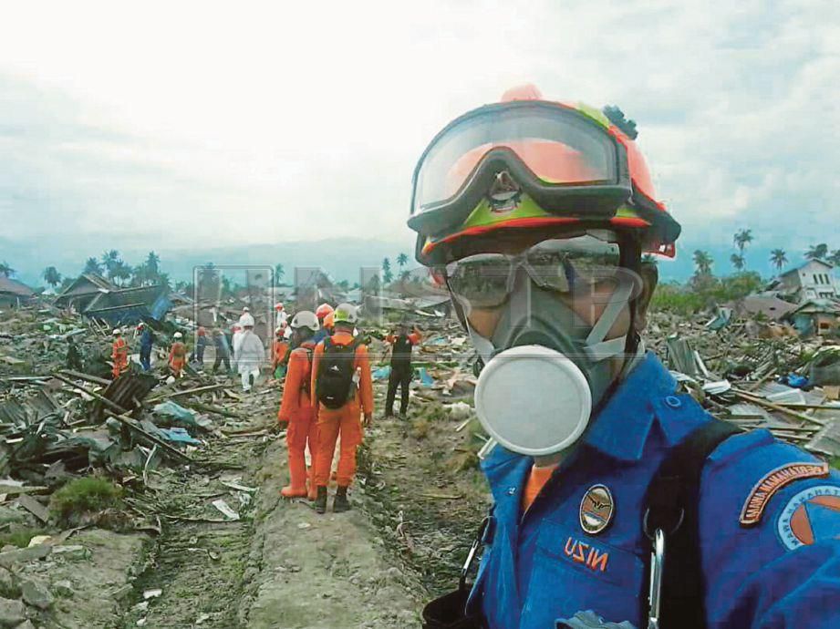 MOHD Nizu merakam gambar ketika menyertai Misi Bantuan Kemanusiaan Mangsa Bencana di Palu, Sulawesi, Indonesia pada 14 hingga 25 Oktober lalu. FOTO ihsan APM.