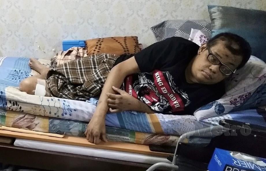 Mohd Redzuan hanya menghabiskan masa di atas katil di rumahnya di Taman Kota Jaya, Simpang di Taiping berikutan penyakit dialaminya. Foto Muhammad Zulsyamini Sufian Suri