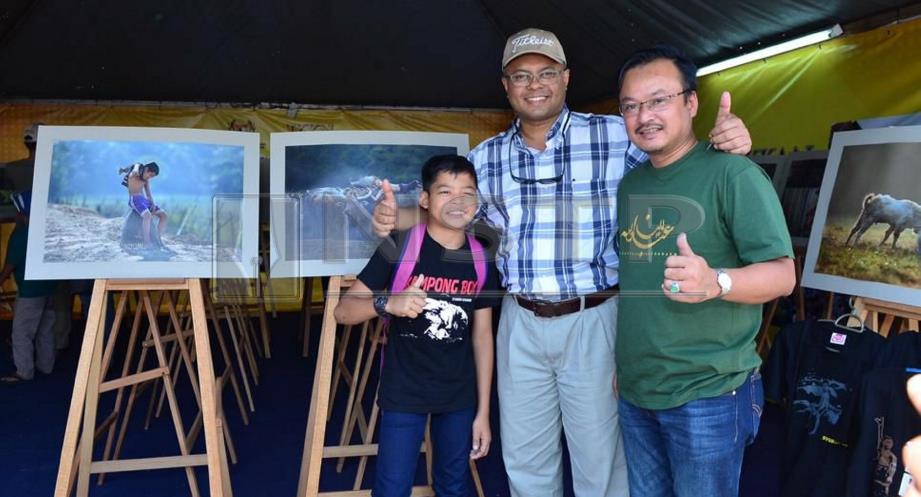 MOHD Syukur (kiri) dan Abdullah Dean (kanan) bersama Ketua Setiausaha Kementerian Pelancongan, Seni dan Budaya, Datuk Isham Ishak pada Pameran Syukur Khamis ‘The Kampung Boy ‘ sempena Pesta Angin Timur Perlis 2019 di Kangar. 