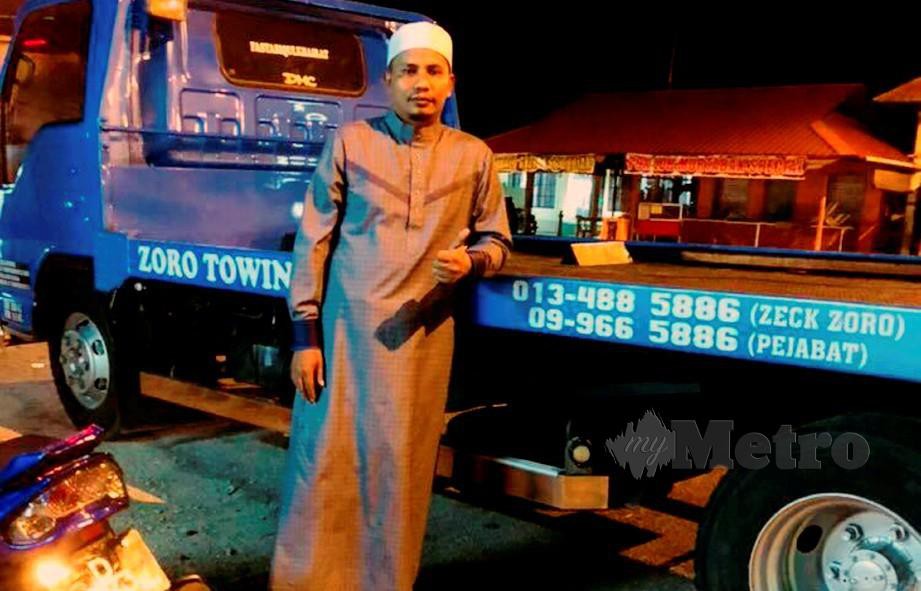 MOHD Zafran Yasoa, 38, menawarkan perkhidmatan trak tunda (towing) percuma dari Sungai Sam, Kuala Krai sehingga ke Kota Bharu kepada pengguna yang mengalami kerosakan kenderaan dan tidak berkemampuan. FOTO Ihsan Mohd Zafran