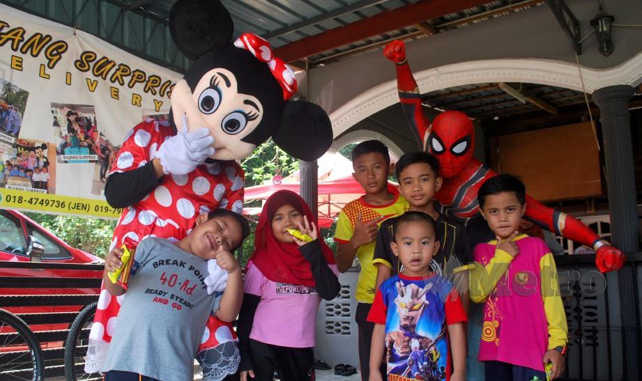 DUA rakan kongsi Bujang Surprise Delivery, Mohd Zainal Azmi, 29 dan Mohd Azwan Fathullah, 24 mengenakan kostum watak animasi popular Spiderman 'bersampin' dan Minnie Mouse. FOTO BERNAMA