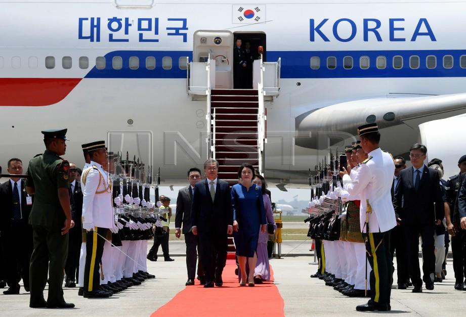 MOON Jae-in dan isteri Kim Jung-sook melintasi kawalan kehormat sejurus tiba di Kompleks Bunga Raya hari ini sempena lawatan negara tiga hari sehingga Khamis. FOTO/BERNAMA