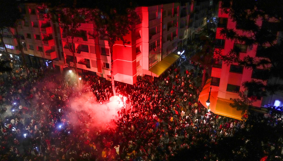 PENYOKONG Maghribi memenuhi jalan di Rabat selepas pasukan mereka mara ke suku akhir Piala Dunia.