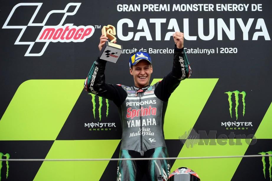 Fabio Quartararo meraikan kejayaan bersama trofi kemenangan di perlumbaan Grand Prix Catalunya dekat Barcelona. FOTO AFP