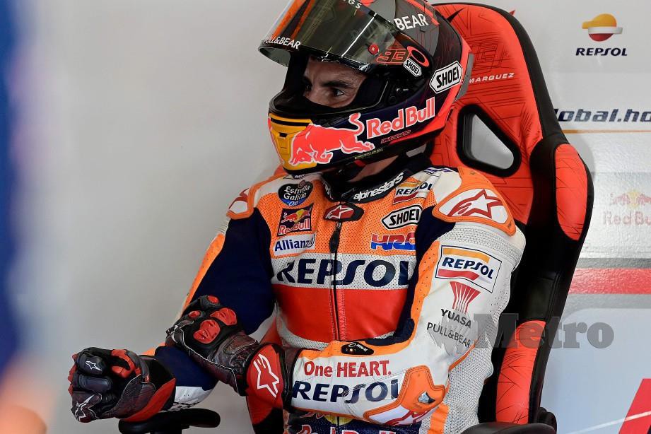 MARQUEZ dilihat memegang tangan kanannya pada sesi latihan bebas hari ini. FOTO AFP