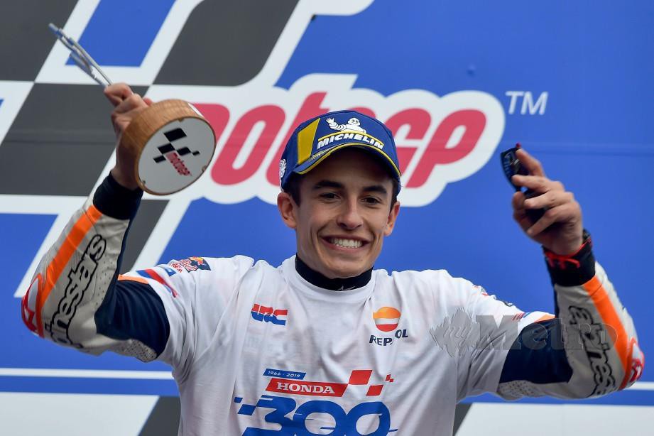 MARQUEZ bersama trofi kejuaraan GP Perancis. - FOTO AFP  