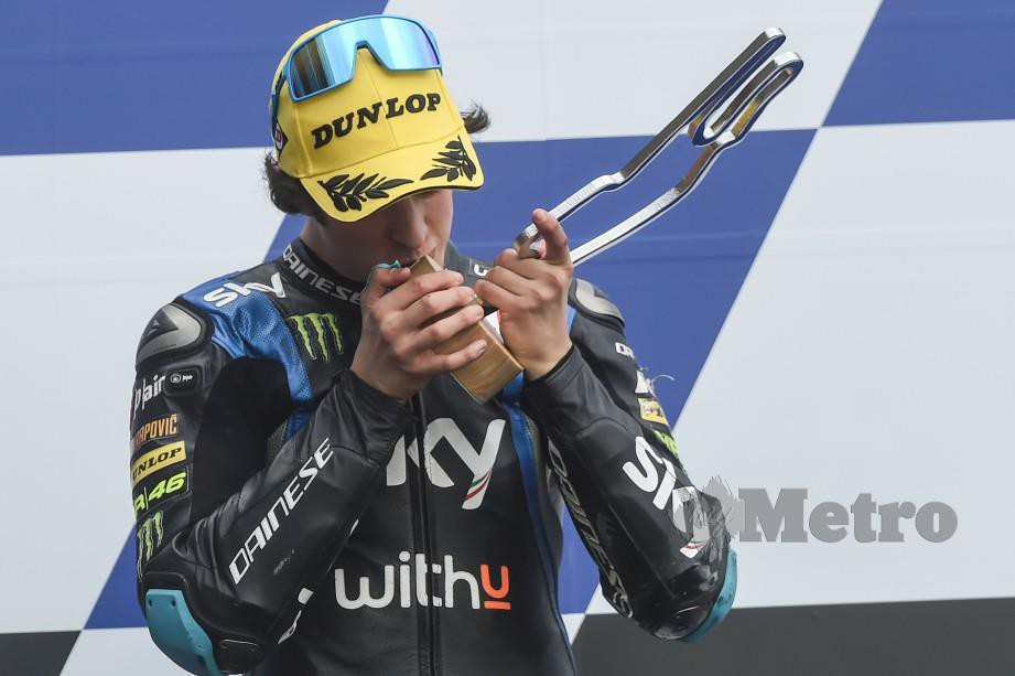 VIETTI dari pasukan SKY Racing Team VR46 mencium trofi selepas muncul juara bagi perlumbaan Moto3. FOTO AFP