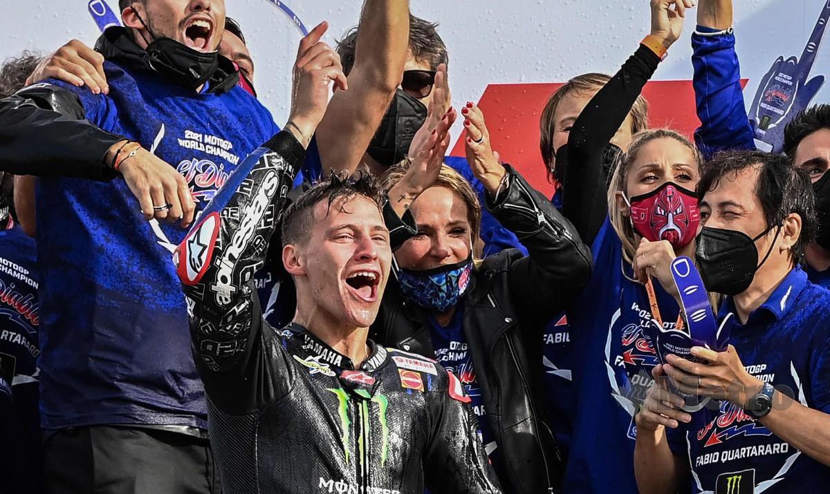 QUARTARARO meraikan kejayaan bersama pasukannya selepas mengesahkan kejuaraan MotoGP musim ini. FOTO AFP
