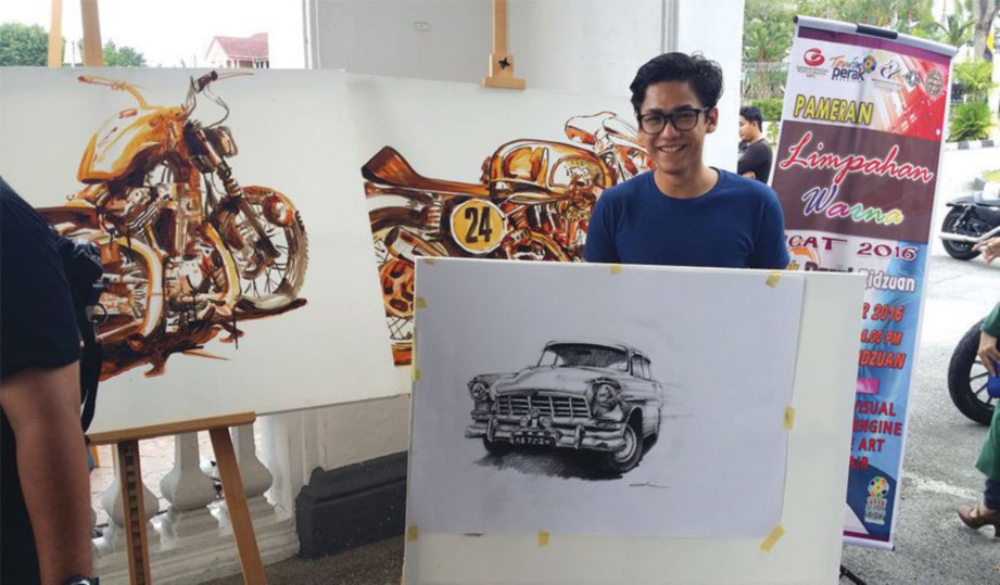 MUHAMMAD Emir di tempat kedua dengan lukisan kereta klasik.