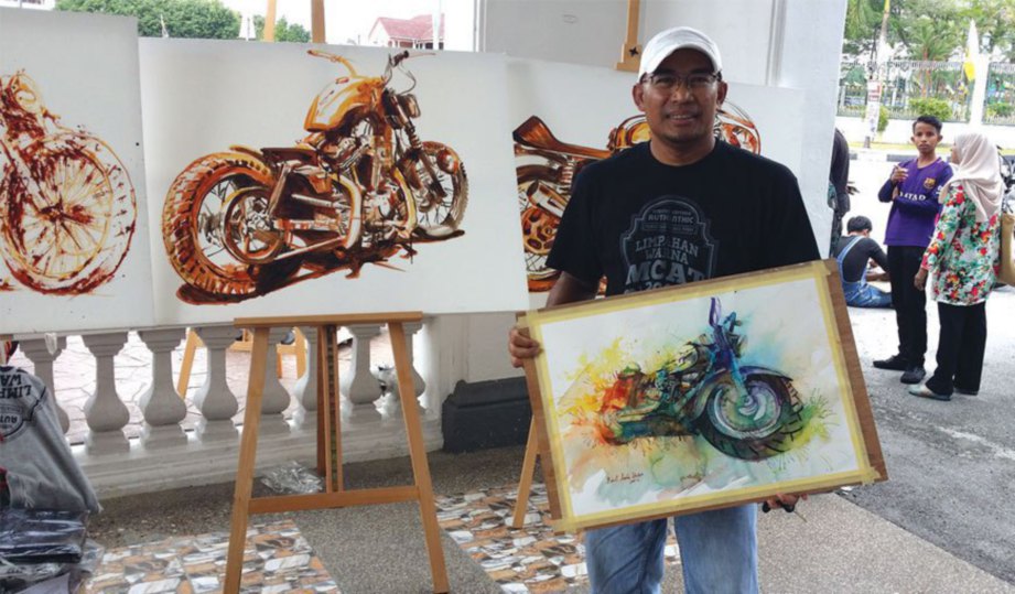 PEMENANG tempat pertama, Amin menunjukkan hasil karya lukisan motosikal berkuasa tinggi yang dilukisnya secara spontan.