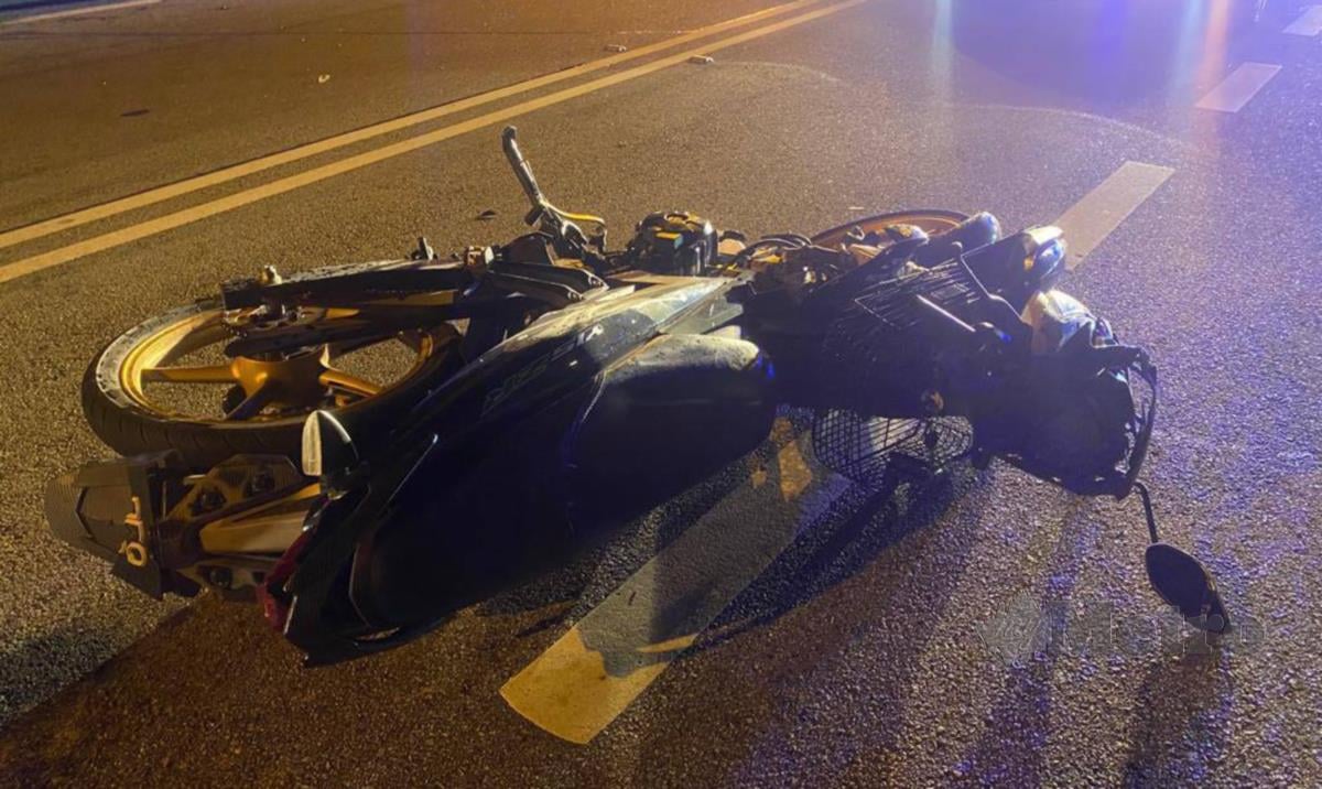 Keadaan sebuah motosikal mangsa yang maut dalam kemalangan di Kilometer 38 Jalan Kota Bharu-Kuala Krai dekat Bukit Belah, di sini, malam tadi. FOTO IHSAN PDRM