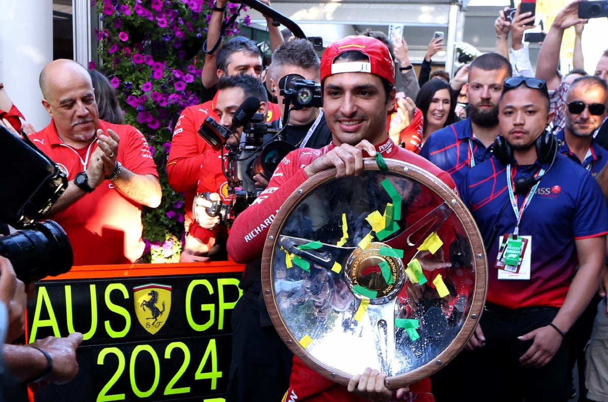 SAINZ menunjukkan trofi selepas memenangi GP Australia, semalam. FOTO REUTERS 