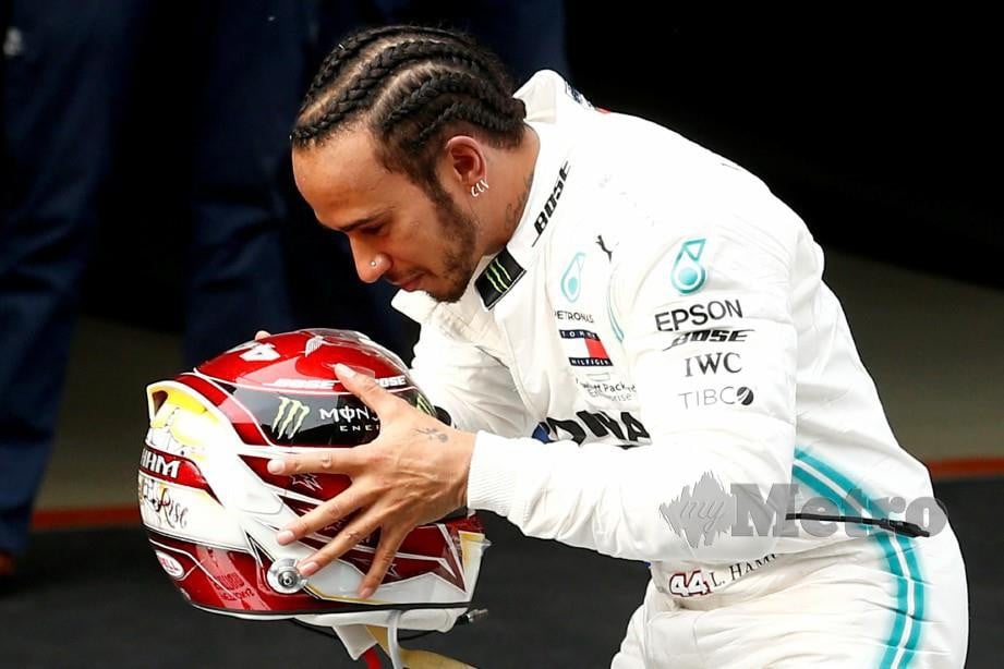 GELAGAT Hamilton di atas podium selepas muncul juara GP China. - FOTO Reuters 