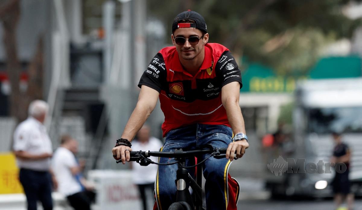 PEMANDU Ferrari, Charles Leclerc menunggang basikal menjelang Grand Prix Monaco, Ahad ini. FOTO REUTERS