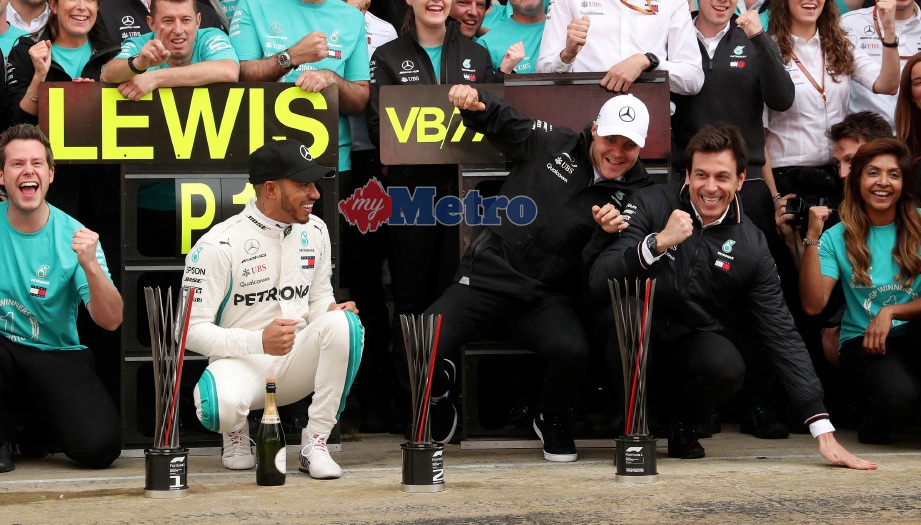 KETUA pasukan Mercedes, Toto Wolff (duduk dua dari kanan) bersama Lewis Hamilton ketika GP Sepanyol. FOTO Reuters