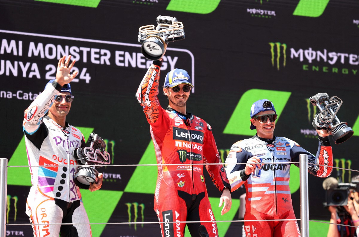 BAGNAIA meraikan kejayaannya di atas podium bersama Martin di tempat kedua dan Marquez, ketiga. -FOTO Reuters 