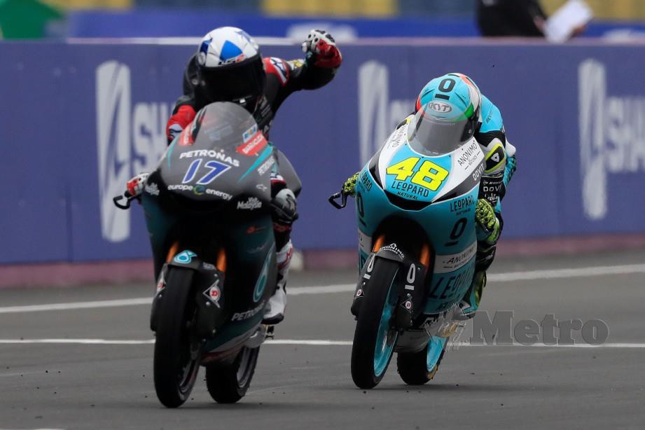 GAYA McPhee (kiri)  meraikan kejayaan muncul juara Moto3 di Le Mans. - FOTO Reuters 
